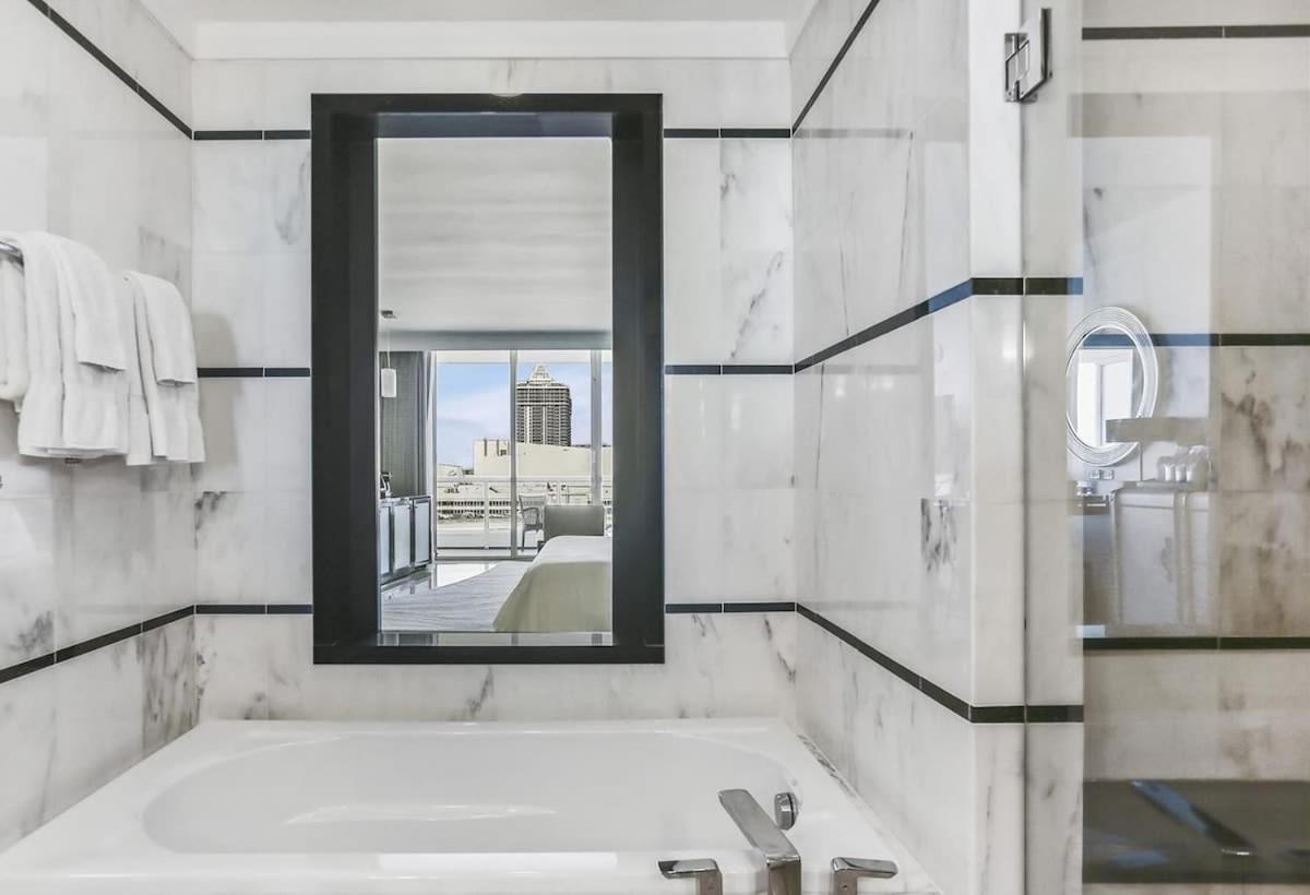 Fontainebleau Resort Balcony W Ocean And City View マイアミビーチ エクステリア 写真
